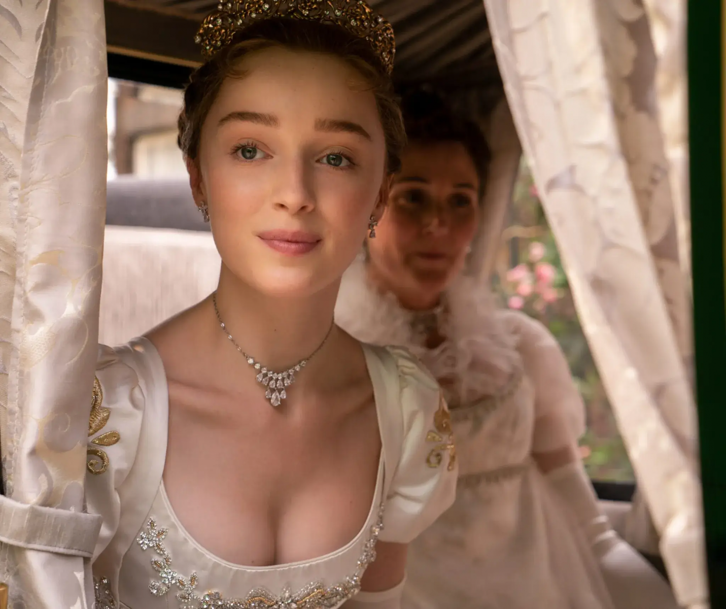 Bridgerton Lady Danbury ve Daphne Bridgerton Mükemmel Takı Tercihleri