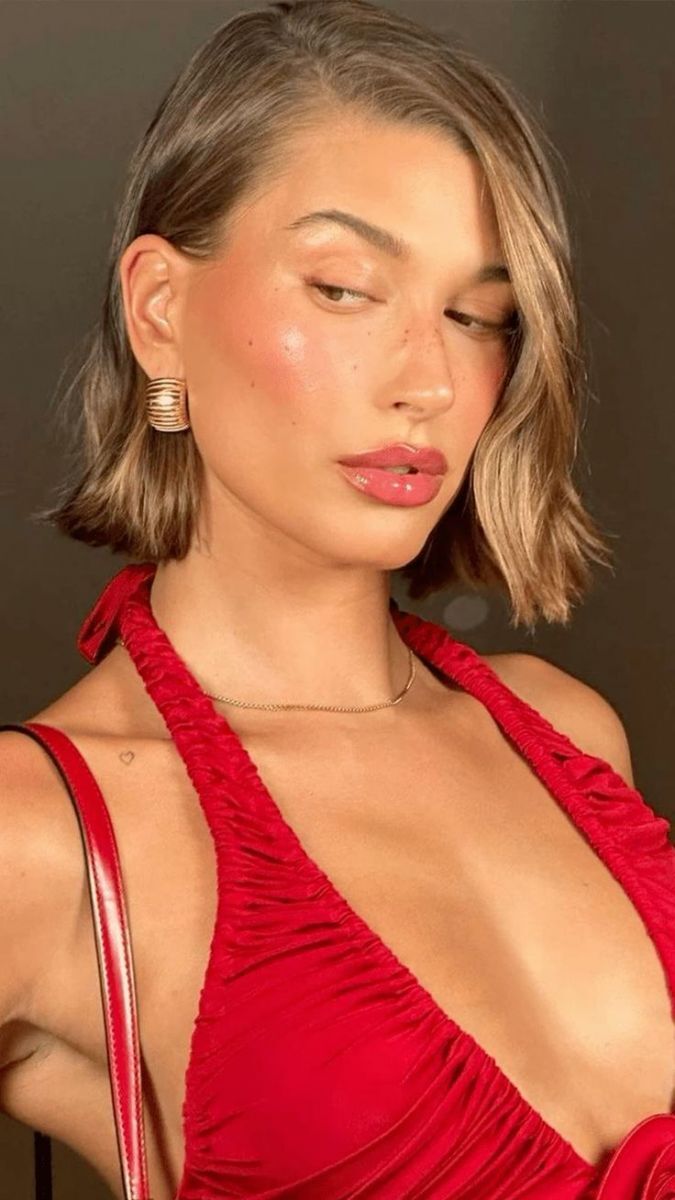 Hailey Bieber Küpe Tercihleri ve Giyim Rehberi