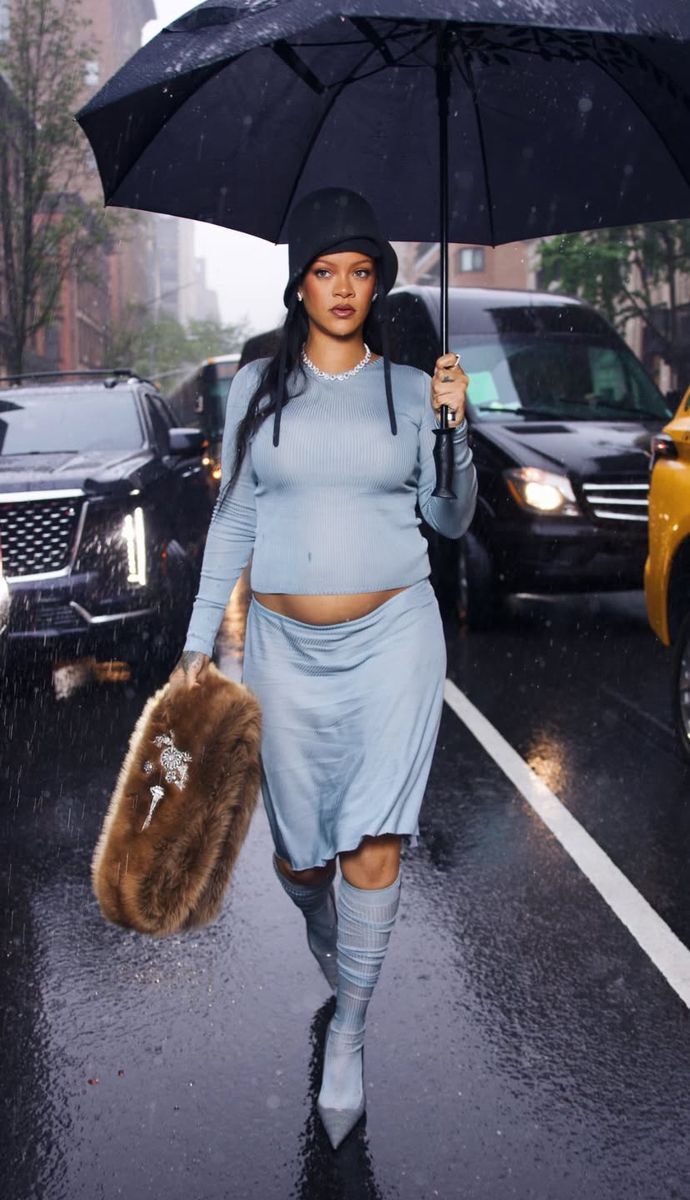 Rihanna Sofistike Hamilelik Stili Nasıldır? Bu Stili Tamamlayan Takı ve Aksesuarlar Nelerdir?