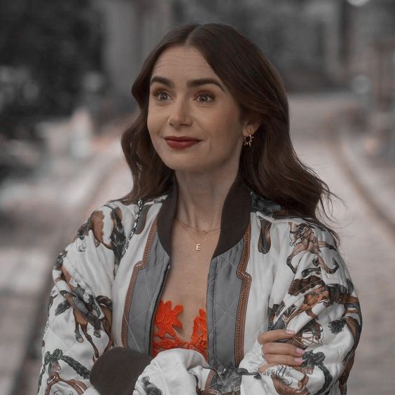 Emily in Paris Dizisinde Emily Karakterinin Renkli Stili ile Tamamladığı Takılar  