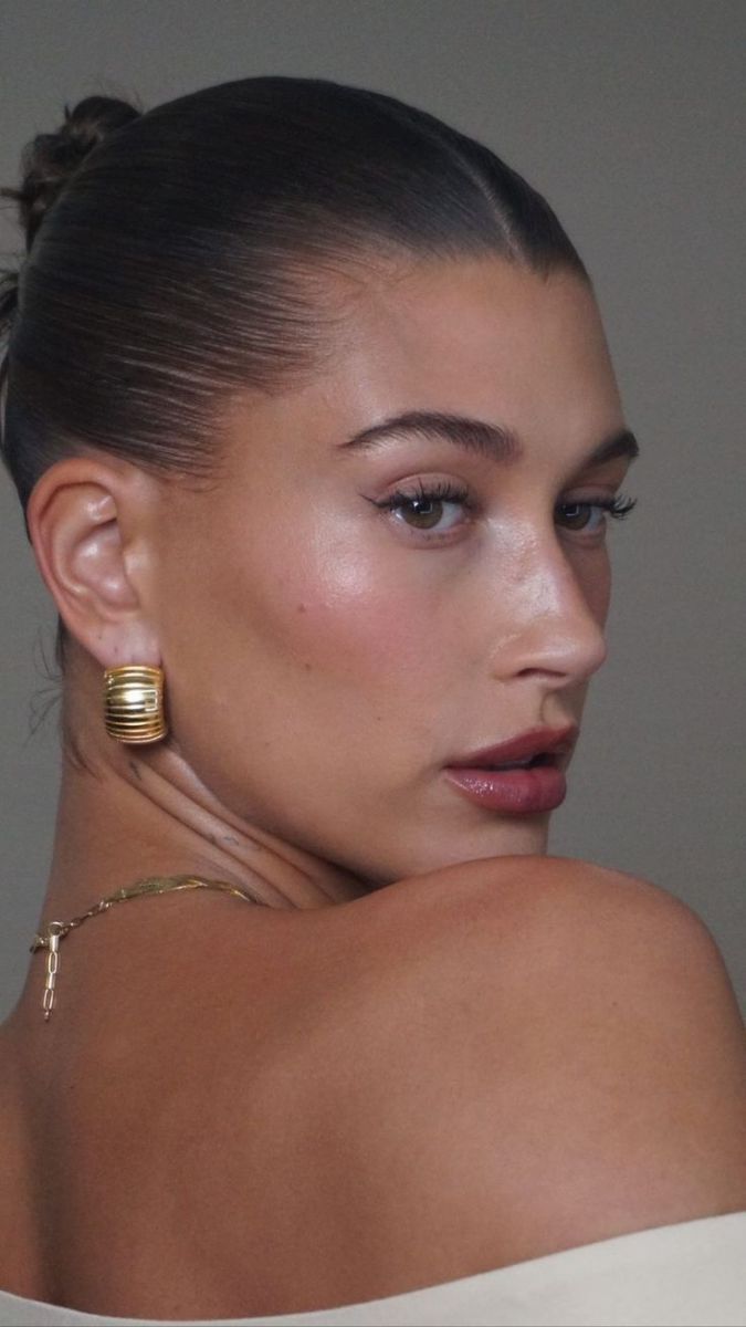 Hailey Bieber Küpe Tercihleri ve Giyim Rehberi