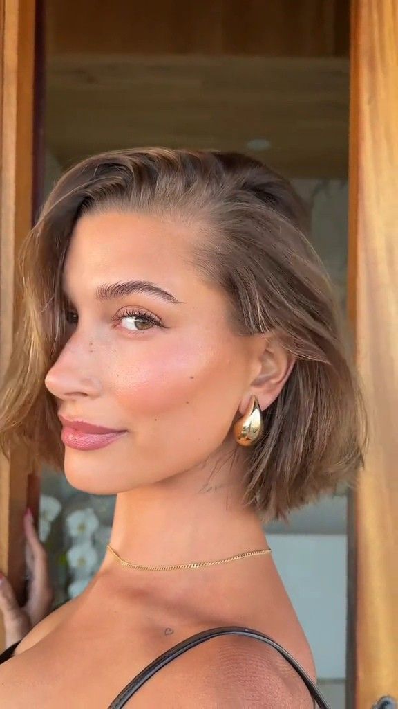 Hailey Bieber Küpe Tercihleri ve Giyim Rehberi