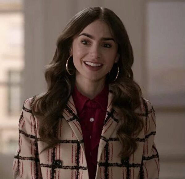 Emily in Paris Dizisinde Emily Karakterinin Renkli Stili ile Tamamladığı Takılar  