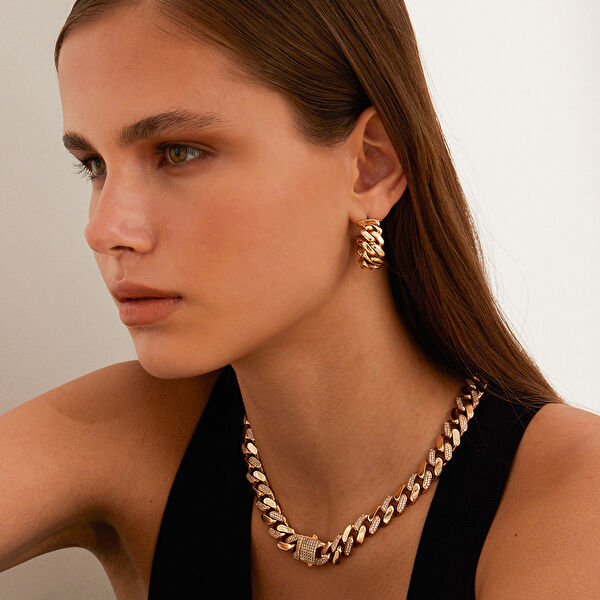 Güçlü ve Feminen Giyime Uygun Takı Kombinleri Nelerdir?