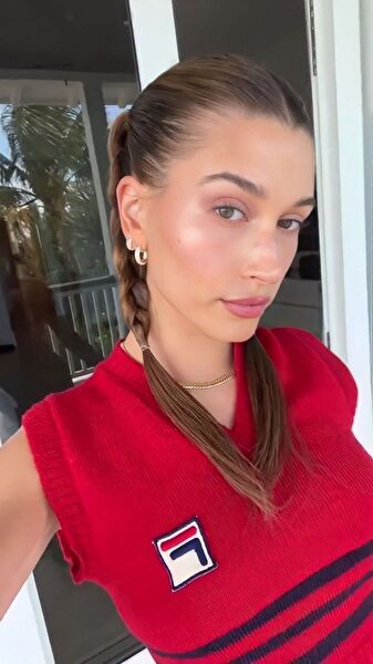 Hailey Bieber Küpe Tercihleri ve Giyim Rehberi