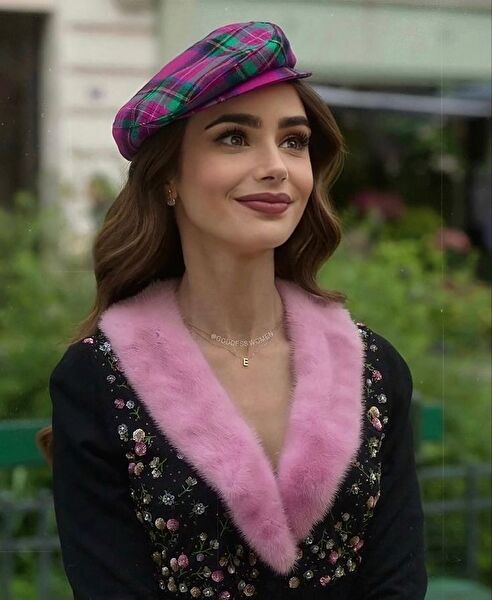 Emily in Paris Dizisinde Emily Karakterinin Renkli Stili ile Tamamladığı Takılar  