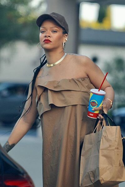 Rihanna Sofistike Hamilelik Stili Nasıldır? Bu Stili Tamamlayan Takı ve Aksesuarlar Nelerdir?