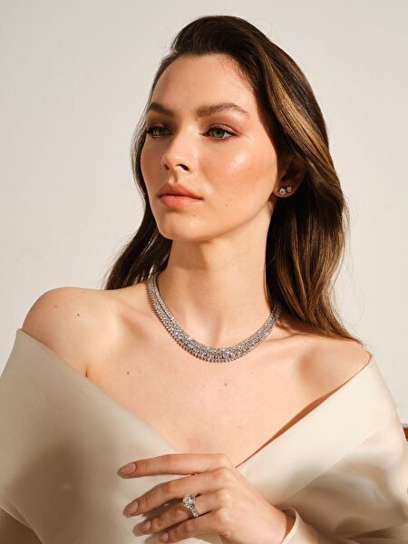 Zarafetin Anahtarı: Güneş Gözlüğü ve Pırlanta Küpe Uyumu