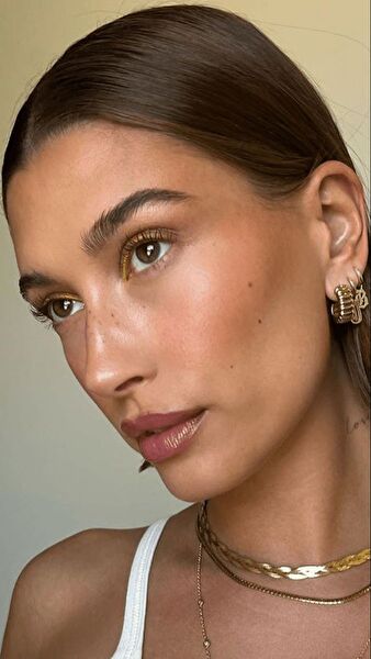 Hailey Bieber Küpe Tercihleri ve Giyim Rehberi