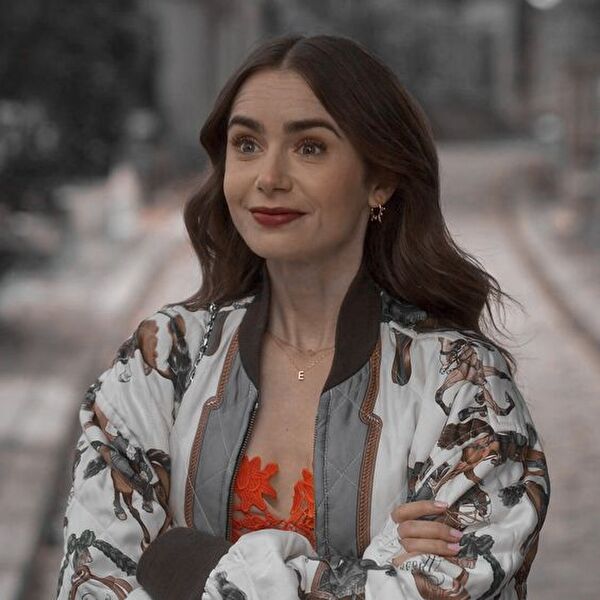 Emily in Paris Dizisinde Emily Karakterinin Renkli Stili ile Tamamladığı Takılar  