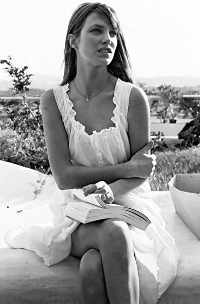 Jane Birkin Stilini Nasıl Uyarlayabiliriz? Bohem ve Eforsuz Şıklığın Sırları