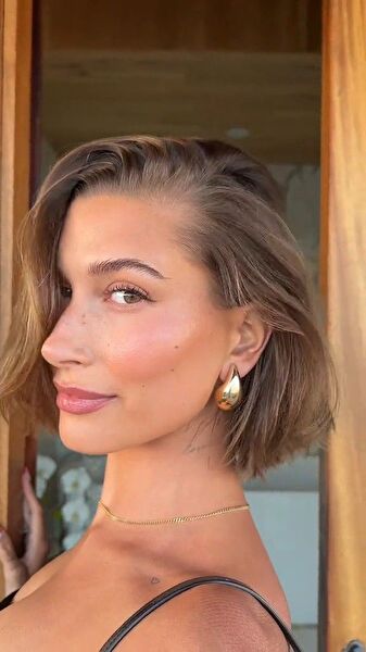 Hailey Bieber Küpe Tercihleri ve Giyim Rehberi