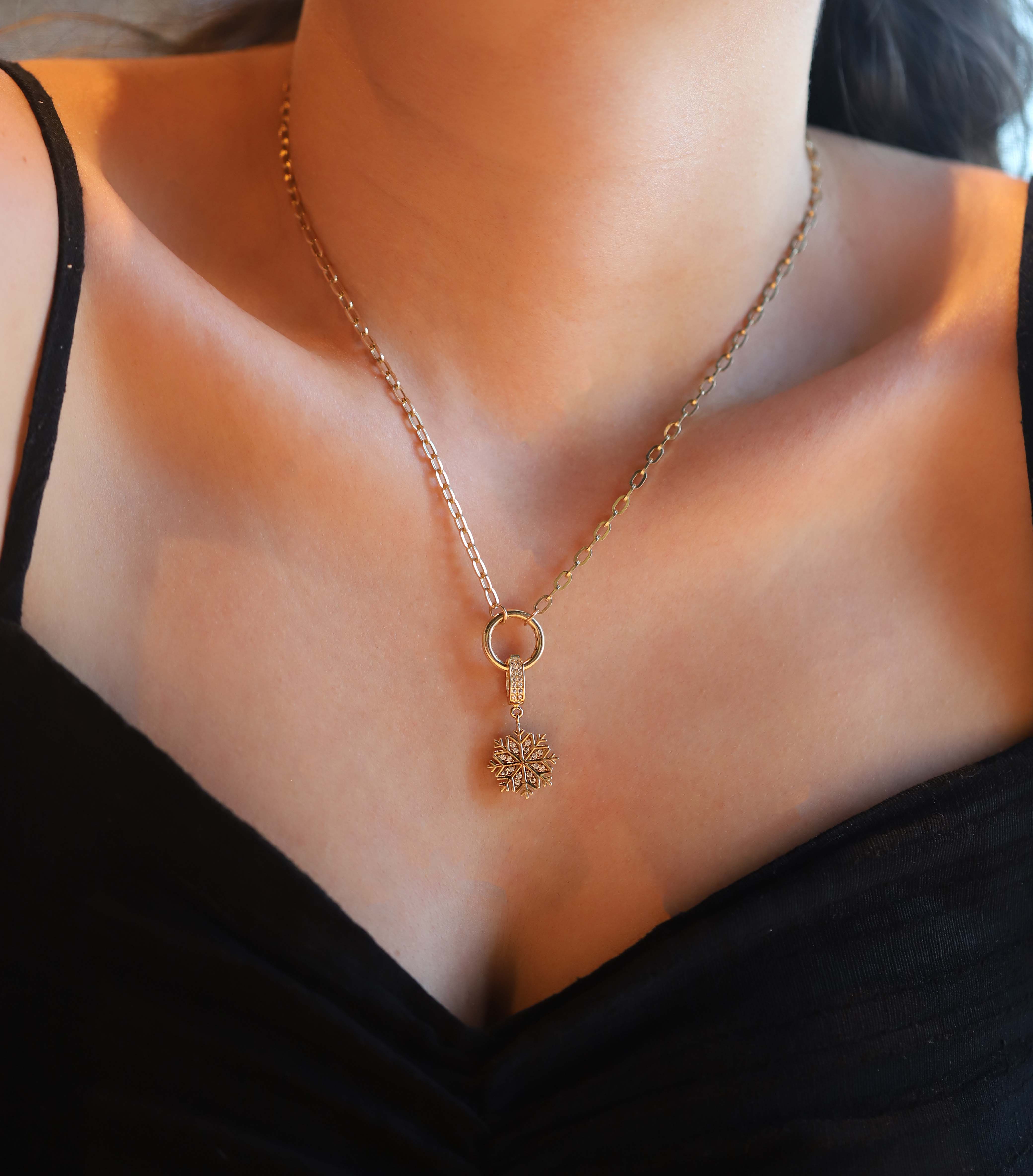 Kar Tanesi Kolyesiyle Şık Kış Kombinleri Nasıl Yapılır?